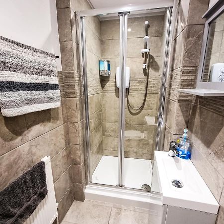 Newly Refurbished Flat In Central Cheltenham With Parking Exterior photo