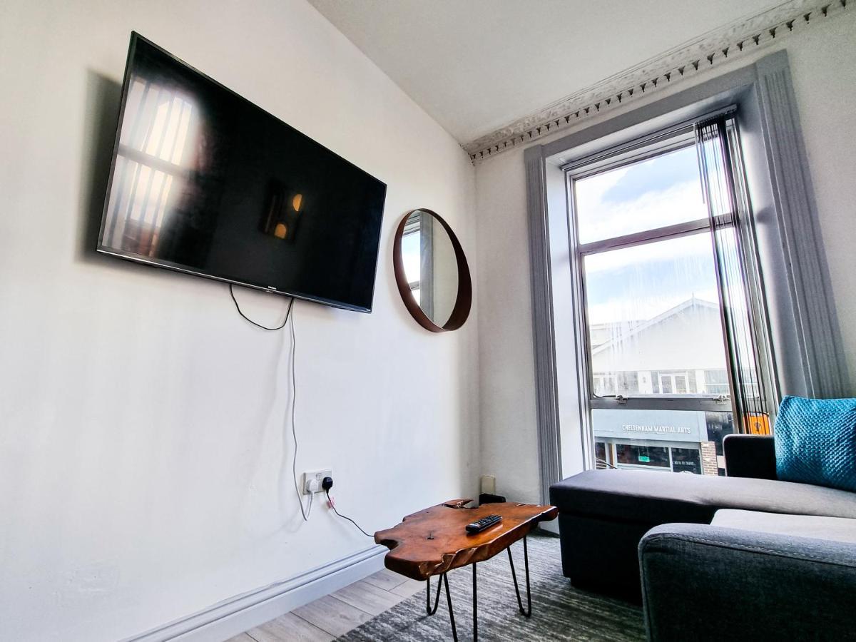Newly Refurbished Flat In Central Cheltenham With Parking Exterior photo
