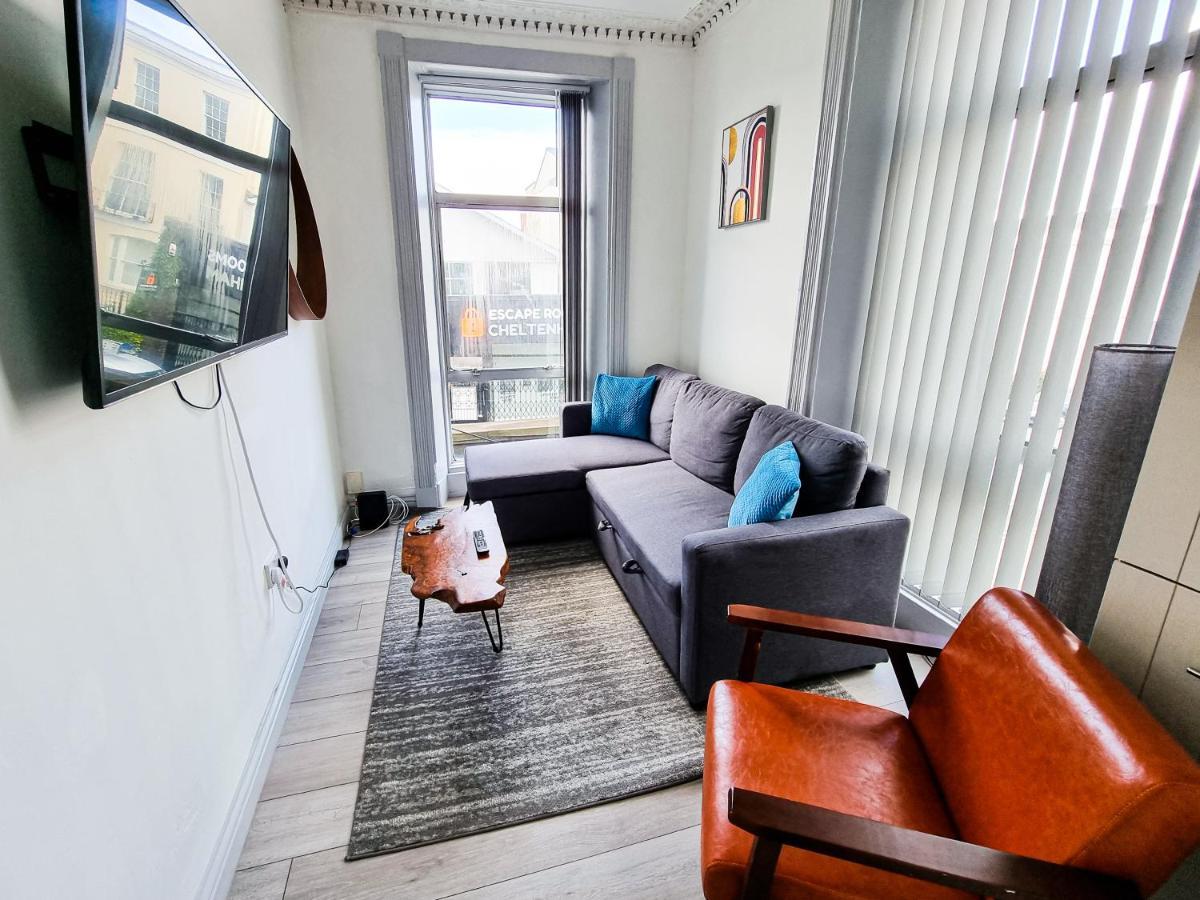 Newly Refurbished Flat In Central Cheltenham With Parking Exterior photo